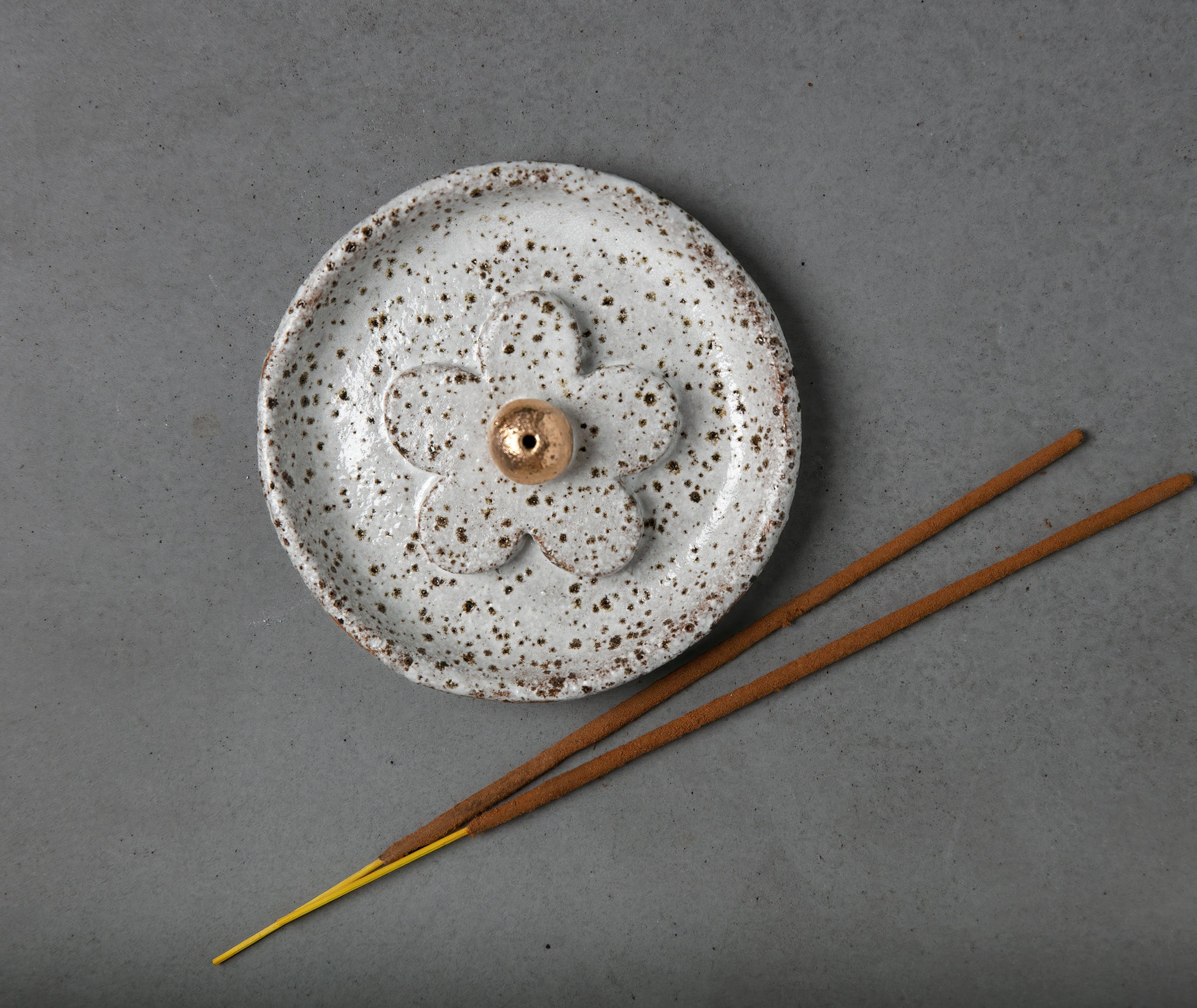 DAISY INCENSE HOLDER - SPECKLED CLAY