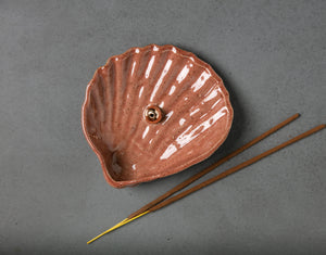 COCKLE SHELL INCENSE HOLDER - SALT & PEPPER CLAY - CORAL GLAZE