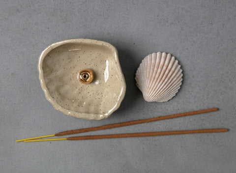 COCKLE SHELL INCENSE HOLDER - SALT & PEPPER CLAY - CLEAR GLAZE